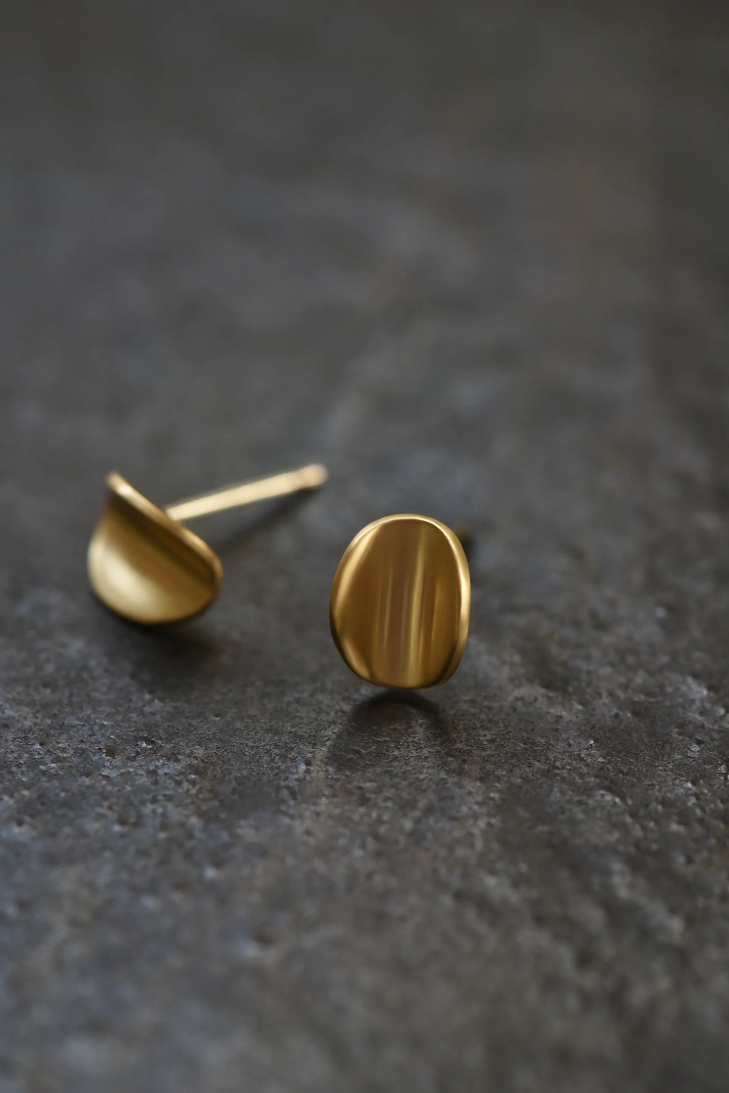 Curved organic shaped gold earring studs.